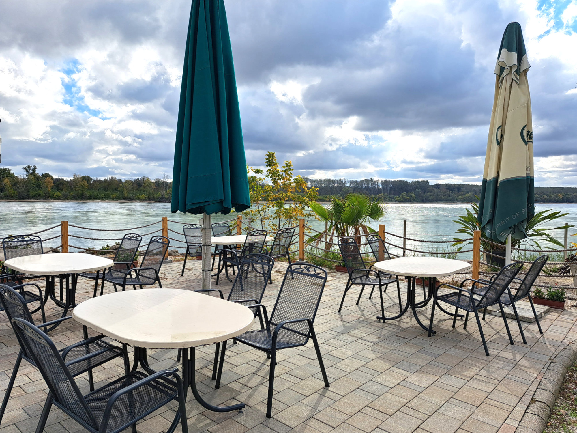 Bárka-Vendéglő-kinti-terasz